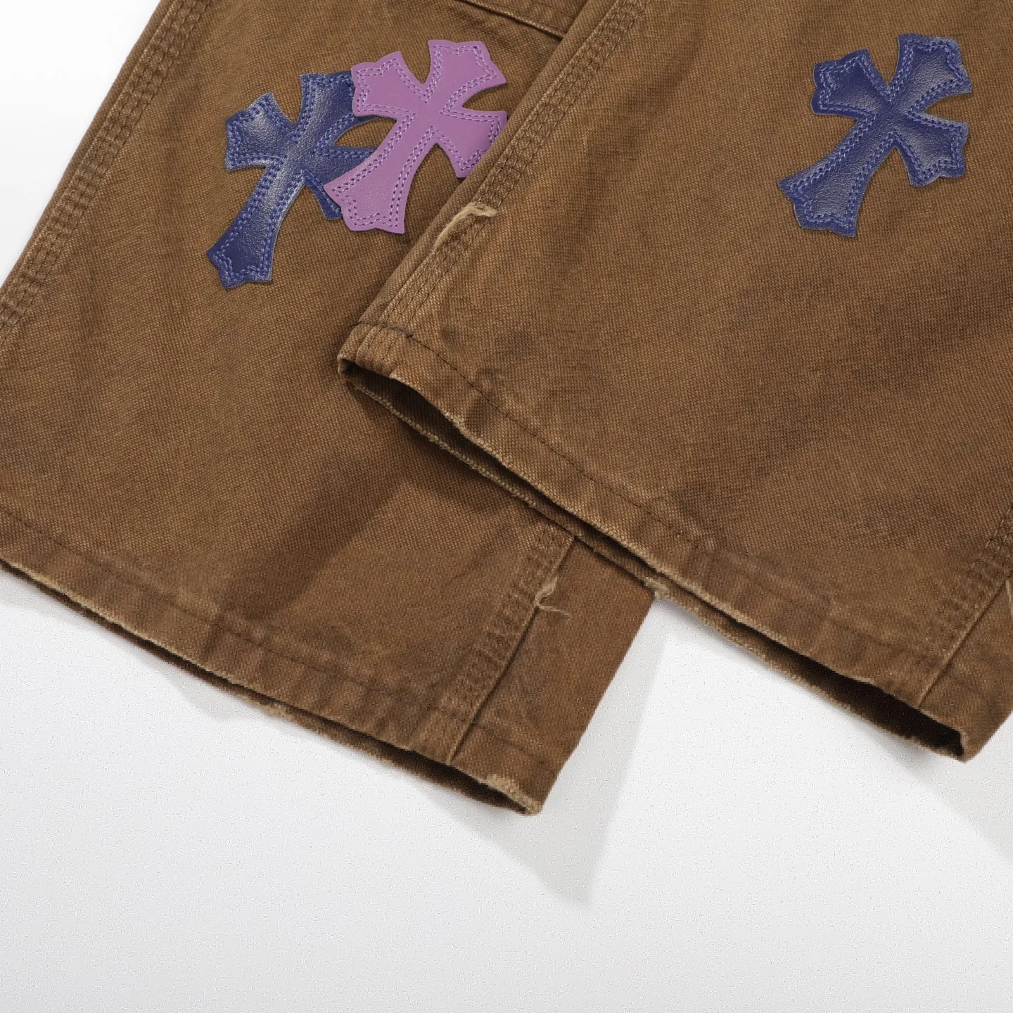 P300 Chrome Hearts Chrome Hearts Brown Logging Purple Multi-Leather Jeans Multi-leather Label Work Jeans CH Jeans All need to be washed and then disassembled and hand-stitched with sheepskin cross leather and then spliced together to complete. The whole process is too complicated to describe. About Chrome Hearts This is an extremely luxurious fashion brand that can also be called the aristocrat of the high street. It has always been an exclusive brand for some hipsters or the rich second generation. Compared with ordinary high streets, it is more luxurious and noble. Compared with luxury brands, it has a more fashionable personality. It has always been a brand that I have a special liking for. Color: Brown Size: 28 30 32 34 36